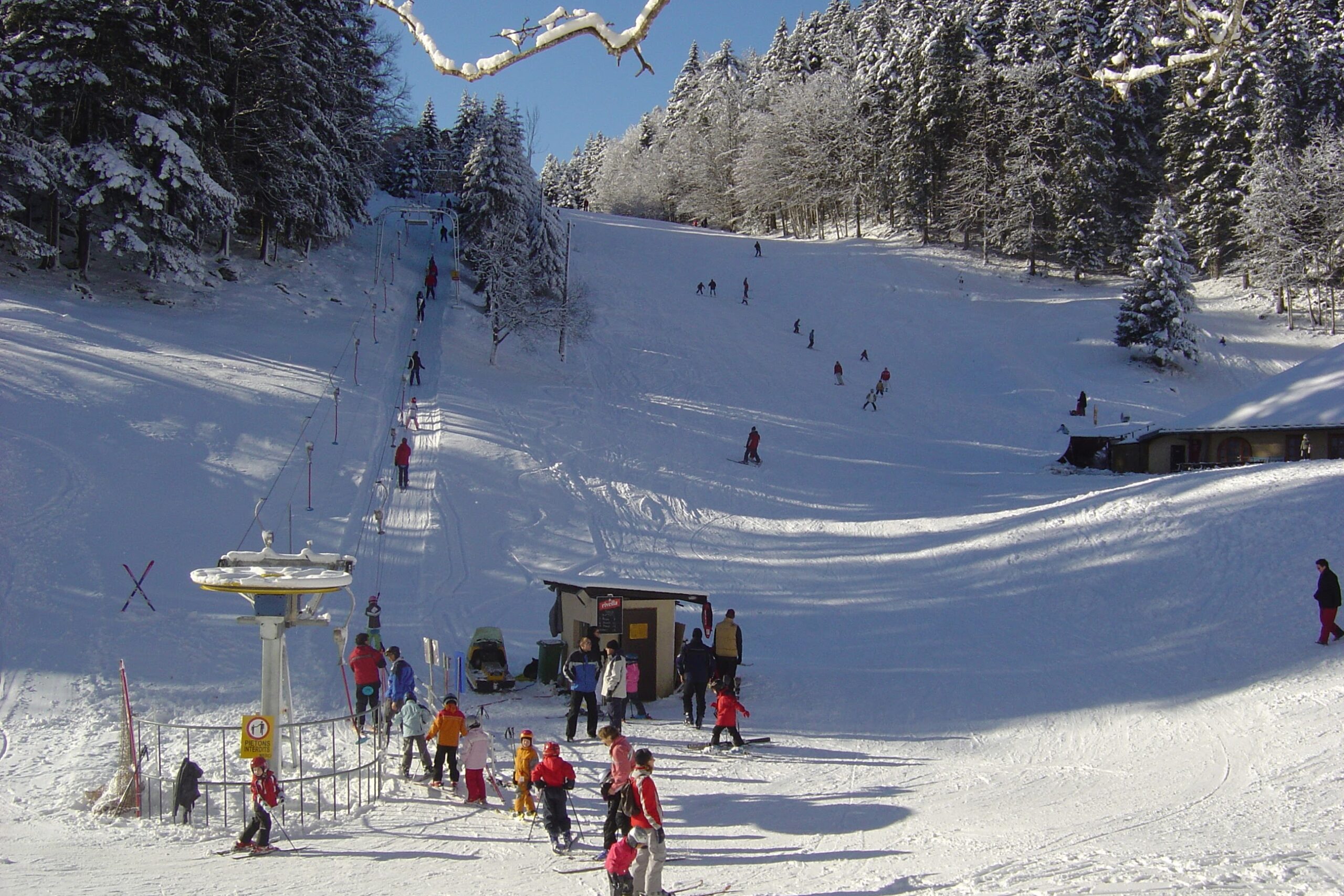 Pistes de ski et téléski de Basse Ruche à St-Cergue en hiver