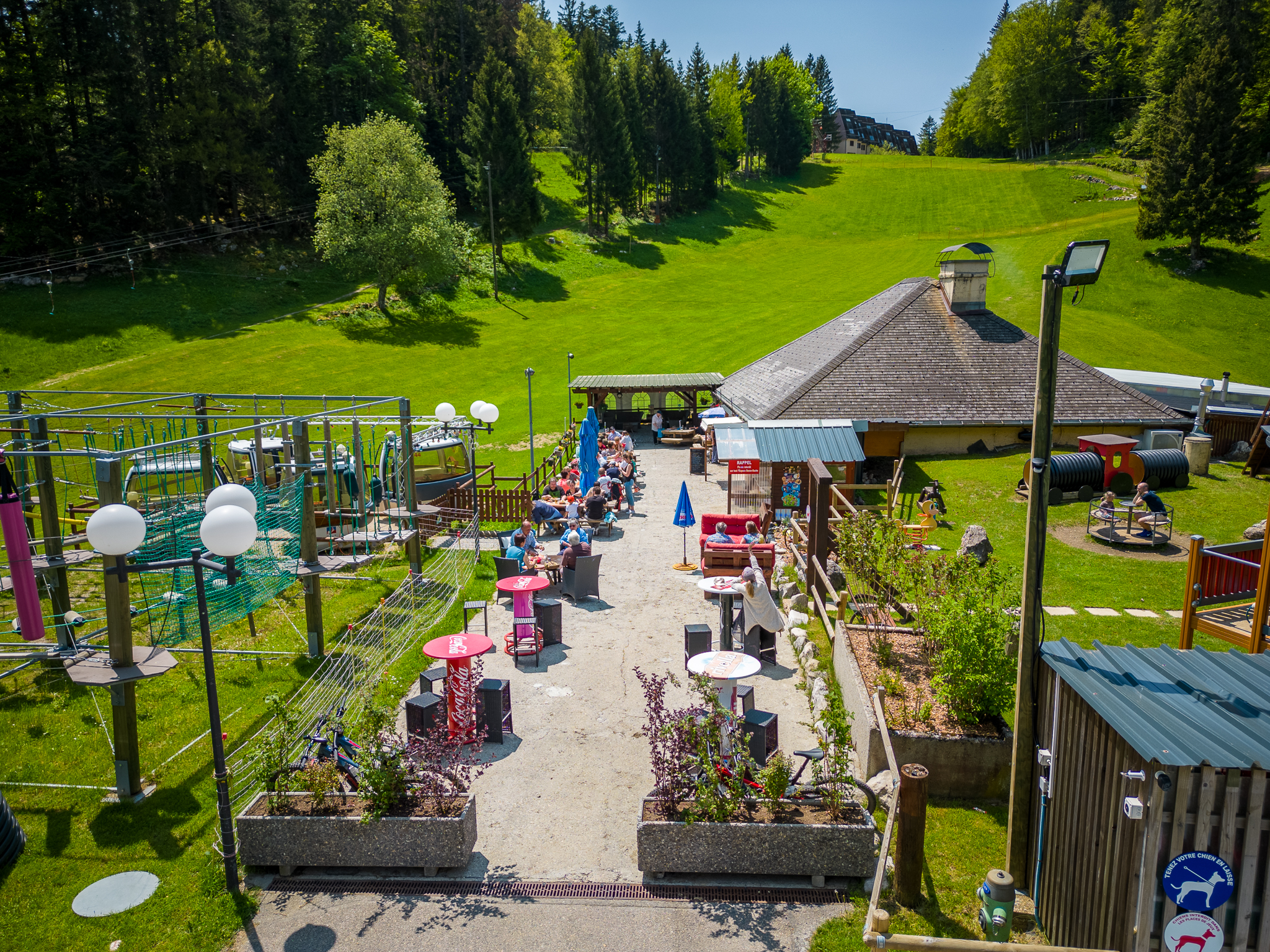Terrasse et activités de loisirs de Basse Ruche à St-Cergue en été