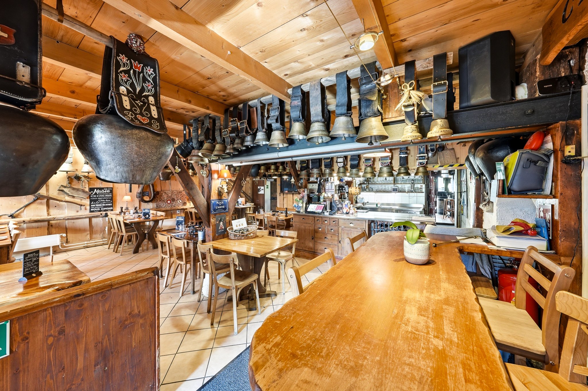 Salle du restaurant Basse Ruche à St-Cergue avec décoration alpine traditionnelle