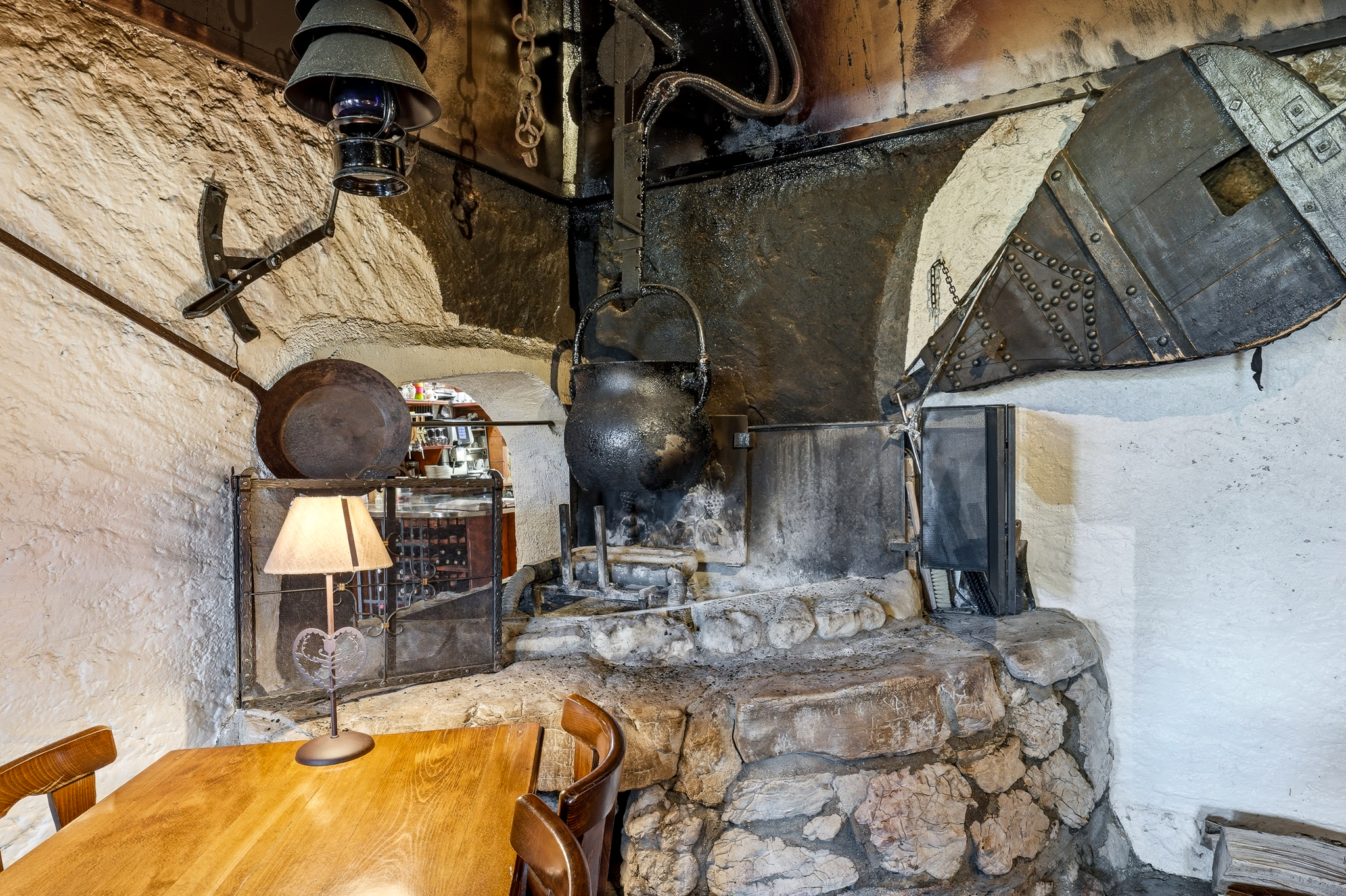 Cheminée traditionnelle du restaurant Basse Ruche à St-Cergue