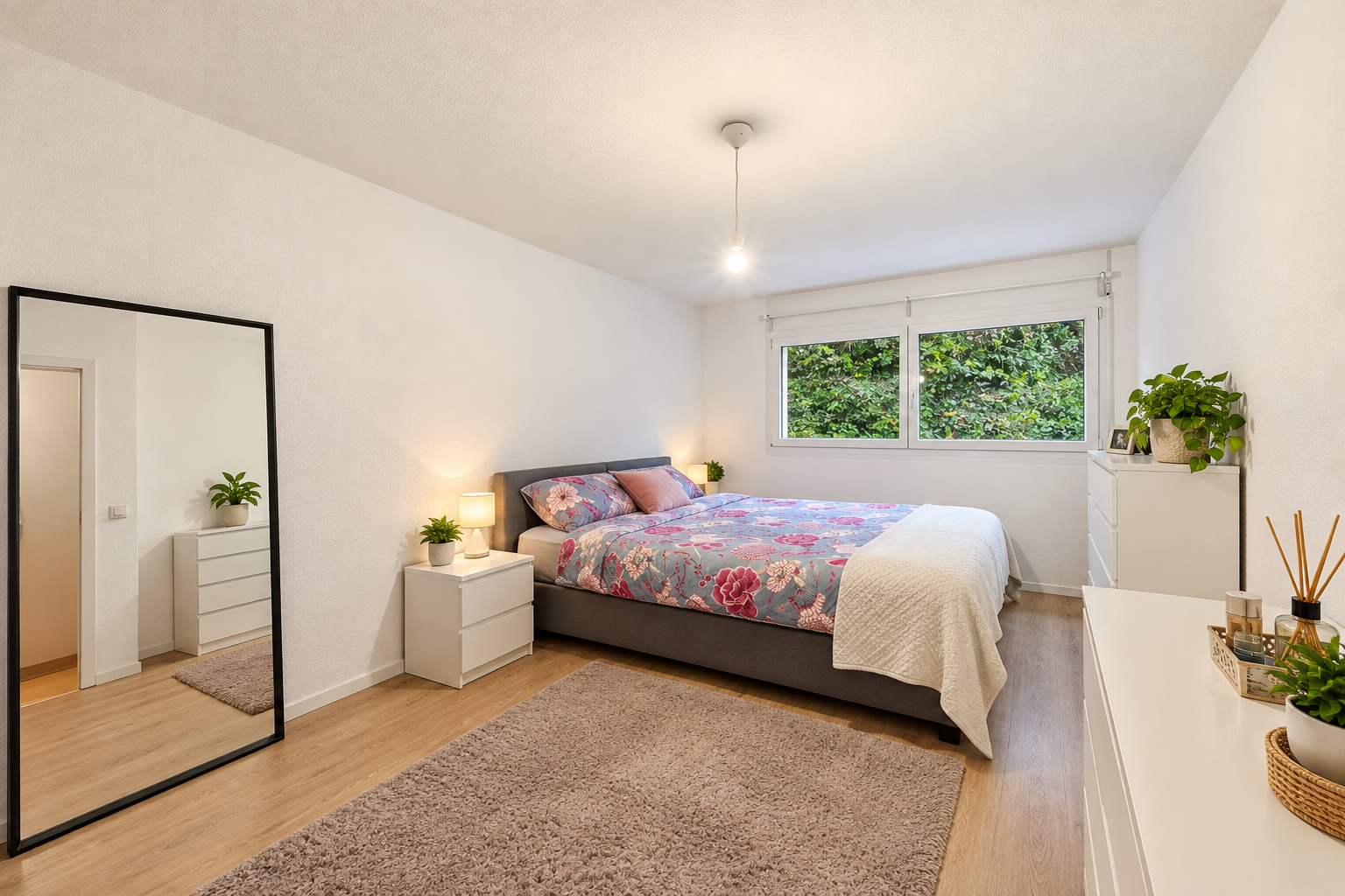 Chambre scandinave avec lit fleuri et plantes