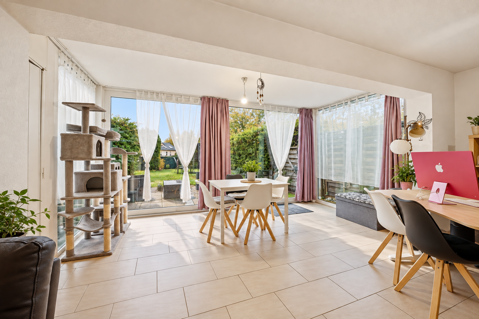 Intérieur moderne baigné de lumière naturelle